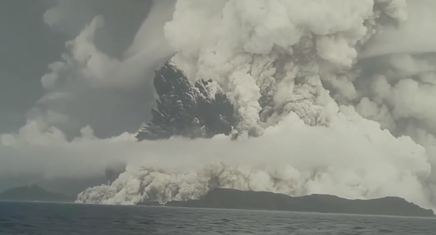 Erupție vulcanică masivă în Insulele Tonga