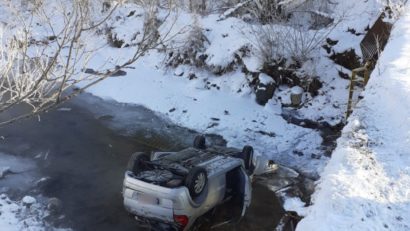 Mașină răsturnată în albia unui pârâu. Victimele, transportate la spital [FOTO]