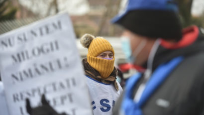 1 februarie – Sindicatele din învățământ protestează la Guvern