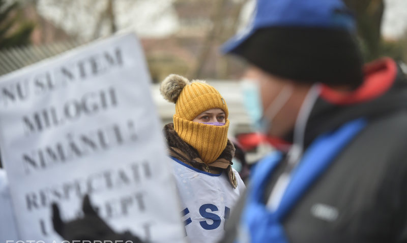 1 februarie – Sindicatele din învățământ protestează la Guvern