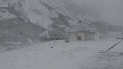 Stratul de zăpadă la staţia meteo Iezer din Munţii Rodnei a trecut de 50 de cm