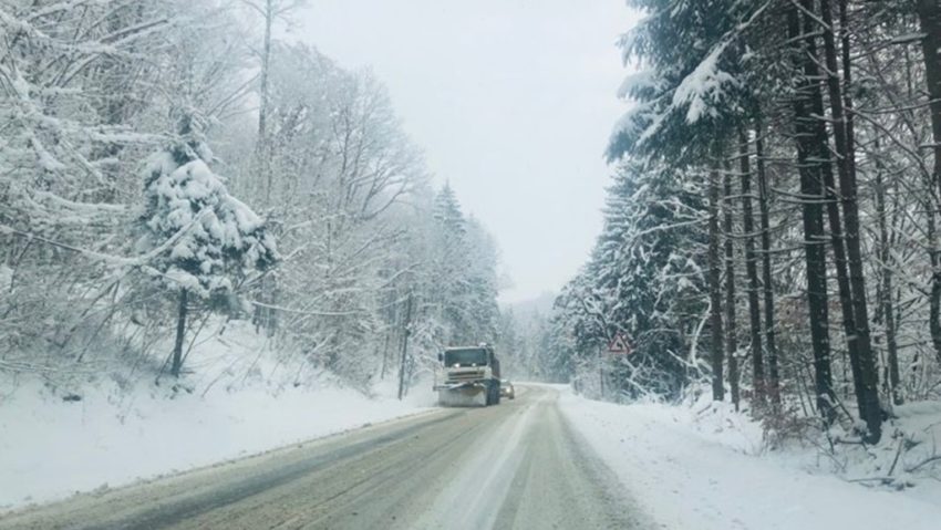 Maramureș: Trafic îngreunat din cauza ninsorilor căzute