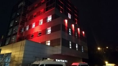 Clădirea Consiliului Județean Cluj, iluminată în roșu