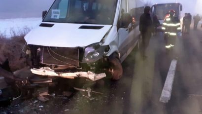 Microbuz care transporta elevii la școală, implicat într-un accident rutier