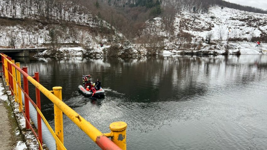 S-au reluat căutările în Lacul Someșul Cald