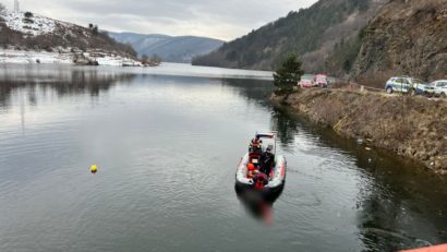 Scafandrii au găsit autoturismul căzut în Lacul Someșul Cald