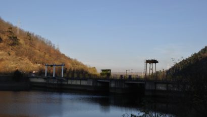 ISU caută o maşină căzută în Lacul Tarniţa [FOTO]