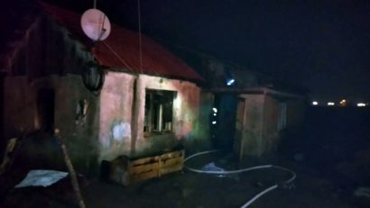 Un copil și doi adulți răniți într-un incendiu provocat de o țigară aprinsă