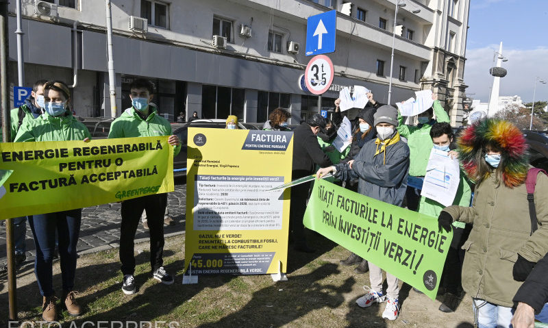 Activiştii de mediu au protestat în fața Ministerului Energiei