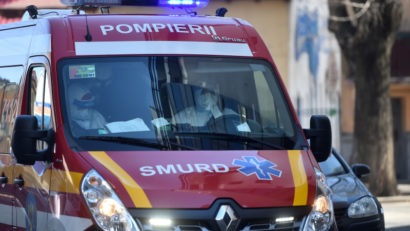 Mai multe persoane evacuate din locuințe, după ce un autoturism a luat foc în parcarea subterană (UPDATE)