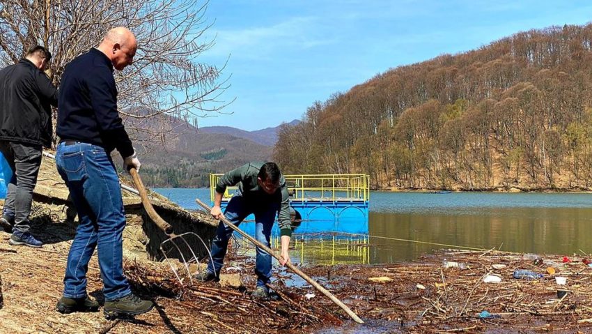 Maramureș – A doua acțiune de ecologizare a lacului Firiza