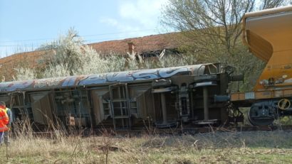 Vagon de tren răsturnat în timpul unei manevre [FOTO]