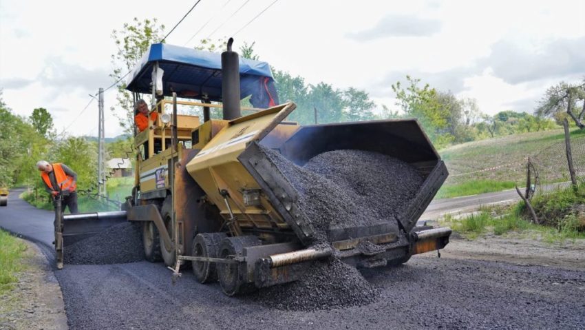 Se lucrează pe mai multe drumuri județene din Maramureș