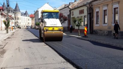 S-a turnat primul strat de asfalt pe strada Iuliu Maniu din Sighet