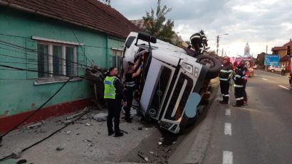 Maramureș – Persoană decedată după ce s-a răsturnat autocamionul peste el