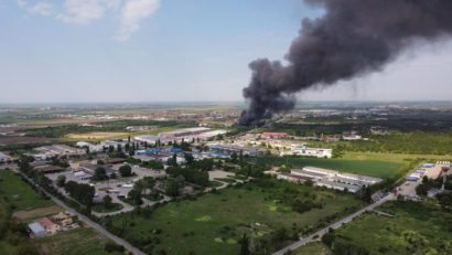 Incendiu violent la un depozit de pe Calea Borşului din Oradea [FOTO]