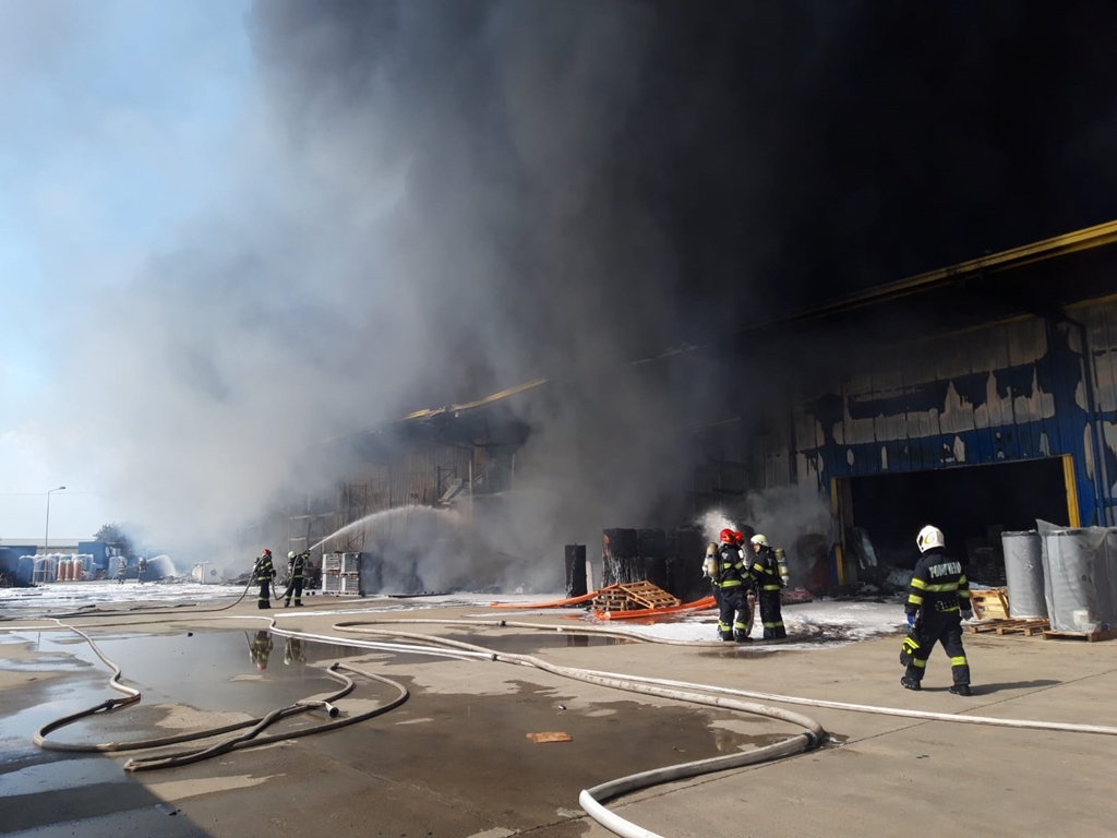 Incendiu de amploare la o hală cu deșeuri de carton | UPDATE