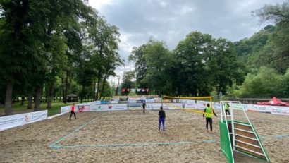 Se fac ultimele pregătiri pentru Campionatul Balcanic de volei pe nisip de la Sighet