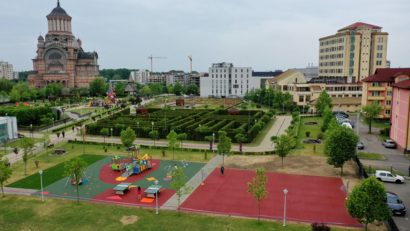 La Baia Mare a fost inaugurat primul loc de joacă incluziv, destinat copiilor cu dizabilități