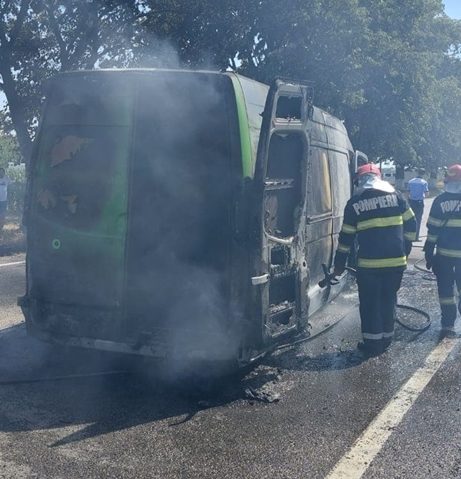 Două autoturisme și un microbuz au luat foc după ce s-au ciocnit [FOTO]