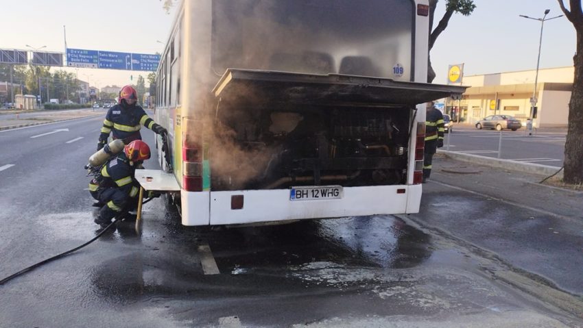 Autobuz în flăcări la Oradea [FOTO]