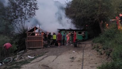 SIGHET – O familie cu șase copii a rămas fără locuința care a ars într-un incendiu