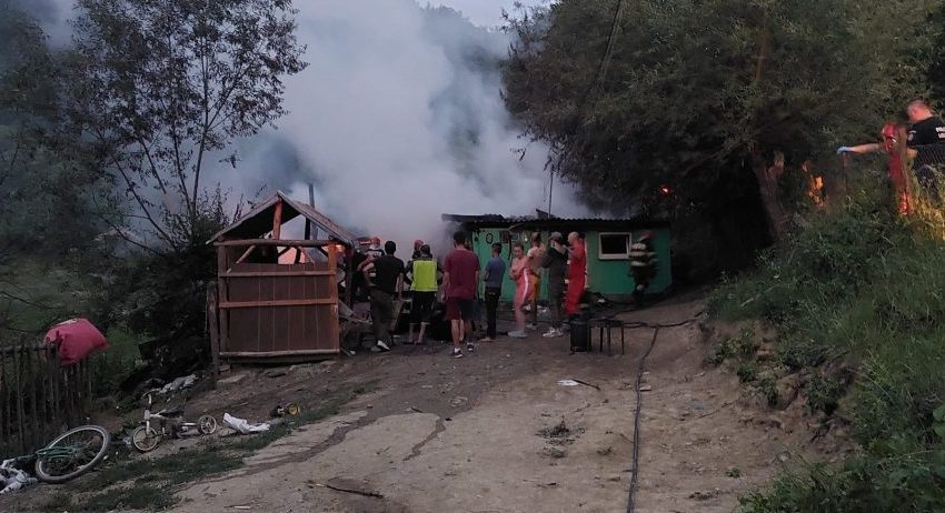 SIGHET – O familie cu șase copii a rămas fără locuința care a ars într-un incendiu