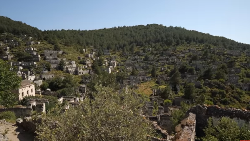 Un sat a fost abandonat din cauza fenomenelor paranormale