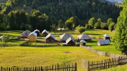 Au început lucrările de extindere a rețelei electrice în cătunul Cornățea, din comuna Poienile de sub Munte