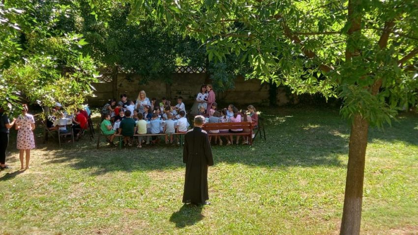 [FOTO/AUDIO] Copii în tabăra ”Vacanță în tinda bisericii”