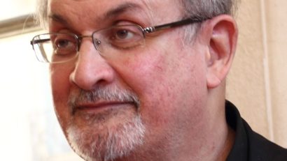 Scriitorul Salman Rushdie poate respira fără ajutorul ventilatorului