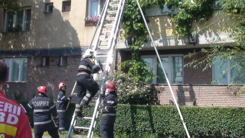 Fetiță de 2 ani blocată în apartament și salvată cu scara de pompieri