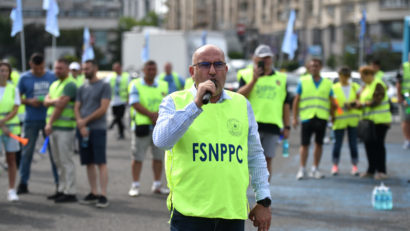 Politişti şi angajaţi din penitenciare protestează în Piaţa Victoriei din Capitală