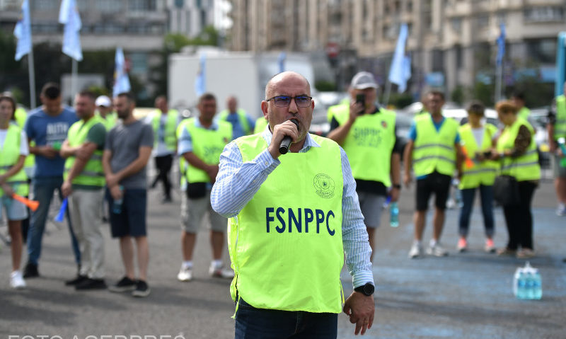 Politişti şi angajaţi din penitenciare protestează în Piaţa Victoriei din Capitală