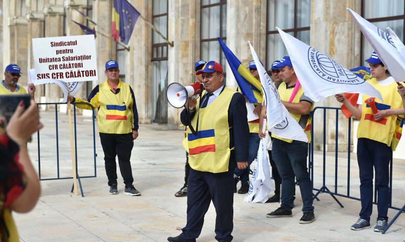 Mai multe federații sindicale din cadrul CFR protestează în Capitală