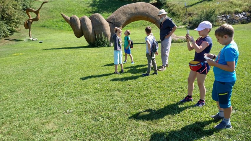 Vacanța fără tabără nu e vacanță! Haideți cu noi în Parcul de Sculpturi Arkhai de la Vlaha [AUDIO/FOTO]