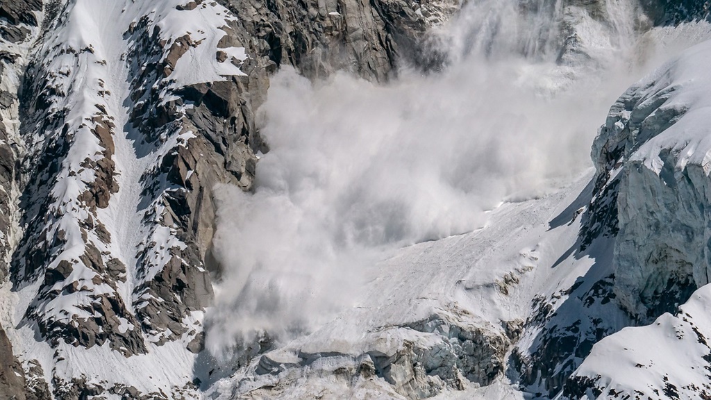 Cel puţin 12 alpinişti au fost răniţi de o avalanşă pe muntele Manaslu [UPDATE]