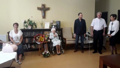 O viață trăită cu demnitate. O bătrânică de 100 de ani a fost sărbătorită la căminul Caritas Catolica [FOTO]