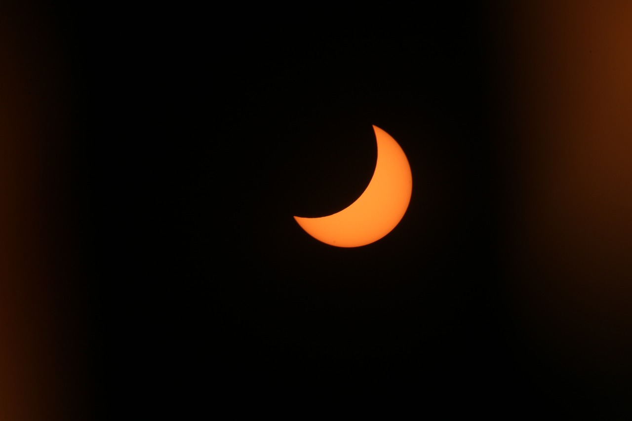 Eclipsa parțială de soare va fi vizibilă astăzi și pe teritoriul României!