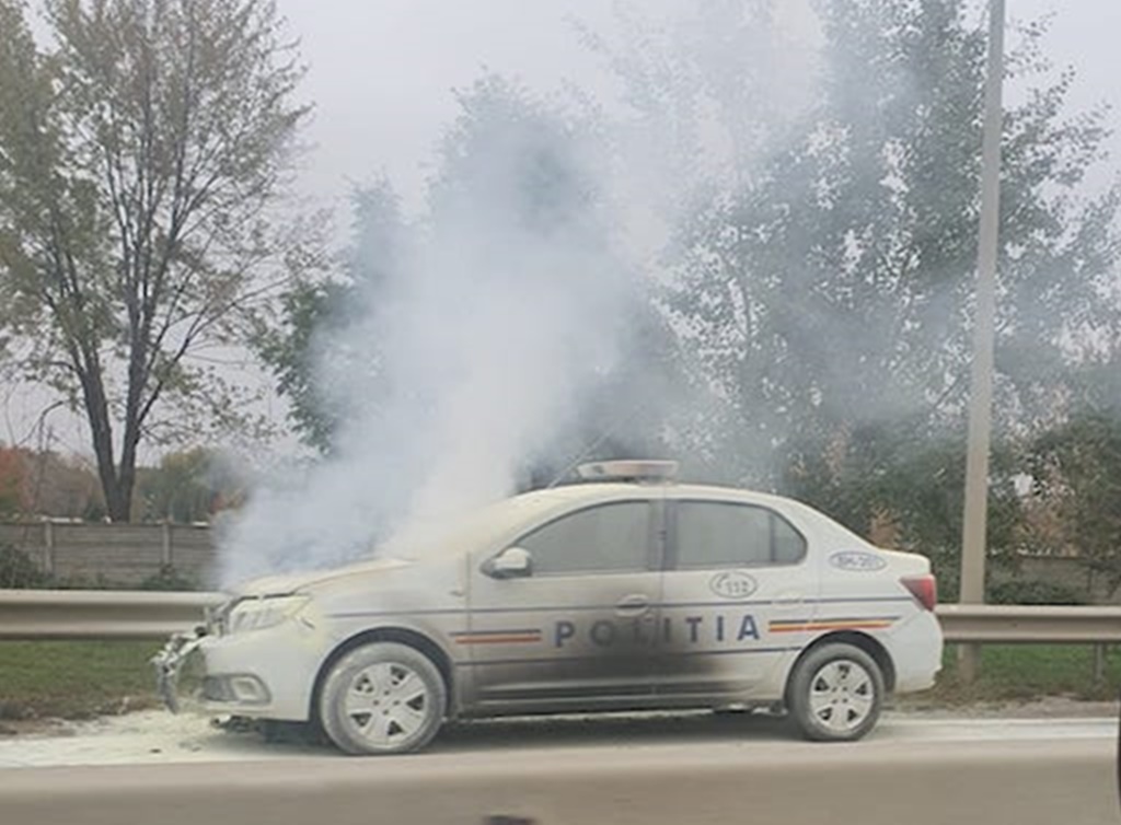 Mașină de poliție, în flăcări pe șoseaua de centură din Oradea