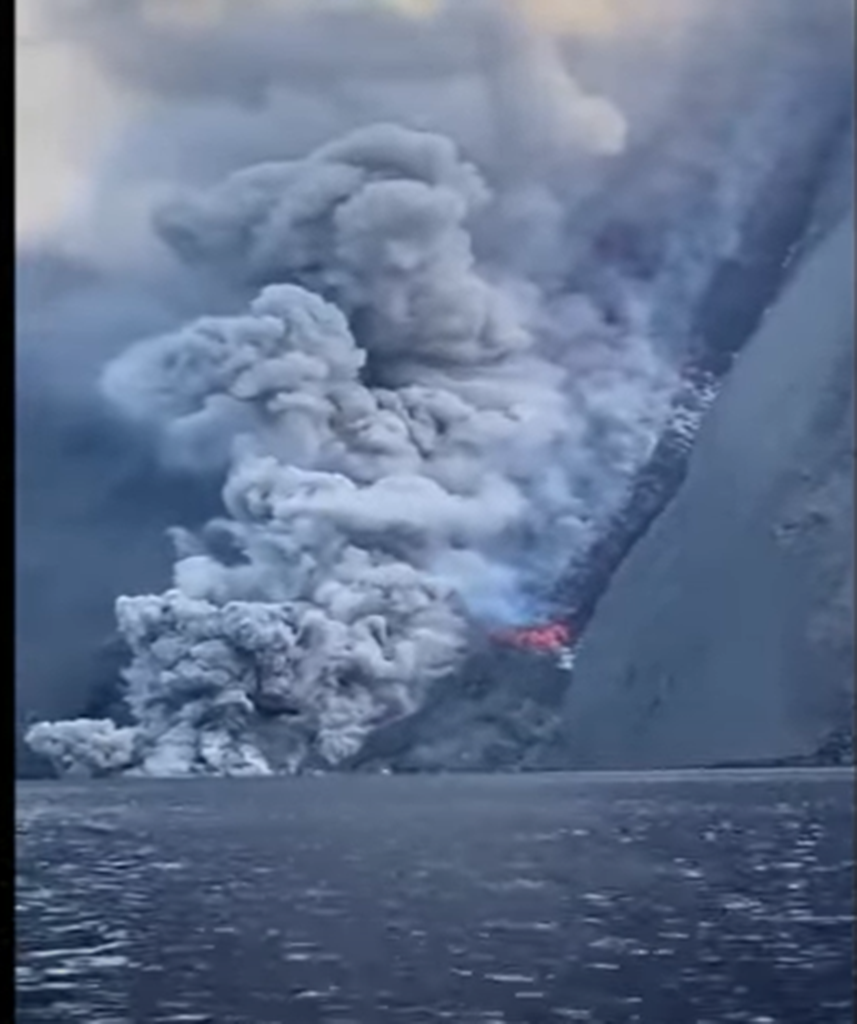 A erupt vulcanul Stromboli