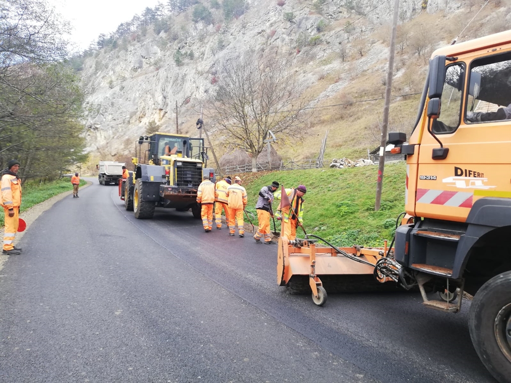 Lucrările la drumul județean Luna de Sus – Buru avansează în ritm alert [FOTO]