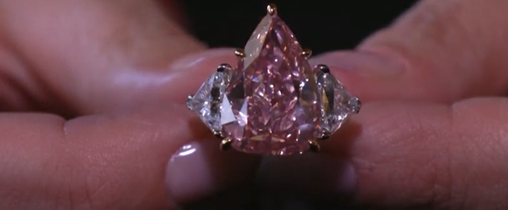 Gigantul diamant roz „Fortune Pink” s-a vândut cu peste 28 milioane de euro