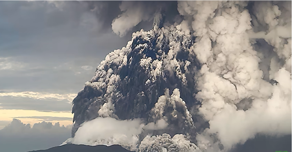 Există o relație între erupția vulcanului Hunga Tonga şi căldura extremă din acest an?