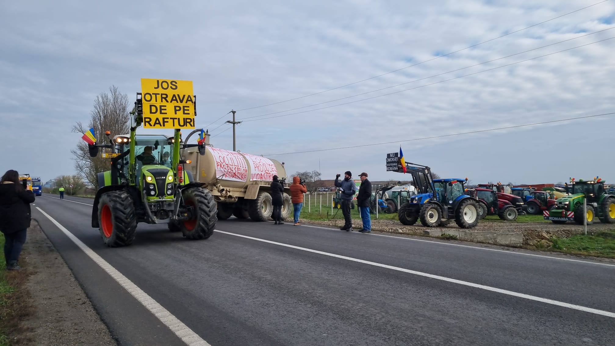 Fermierii protestează în mai multe localități din țară [UPDATE]