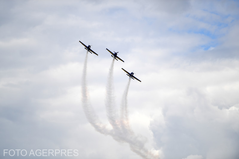 Două avioane s-au ciocnit în zbor, la un show aviatic