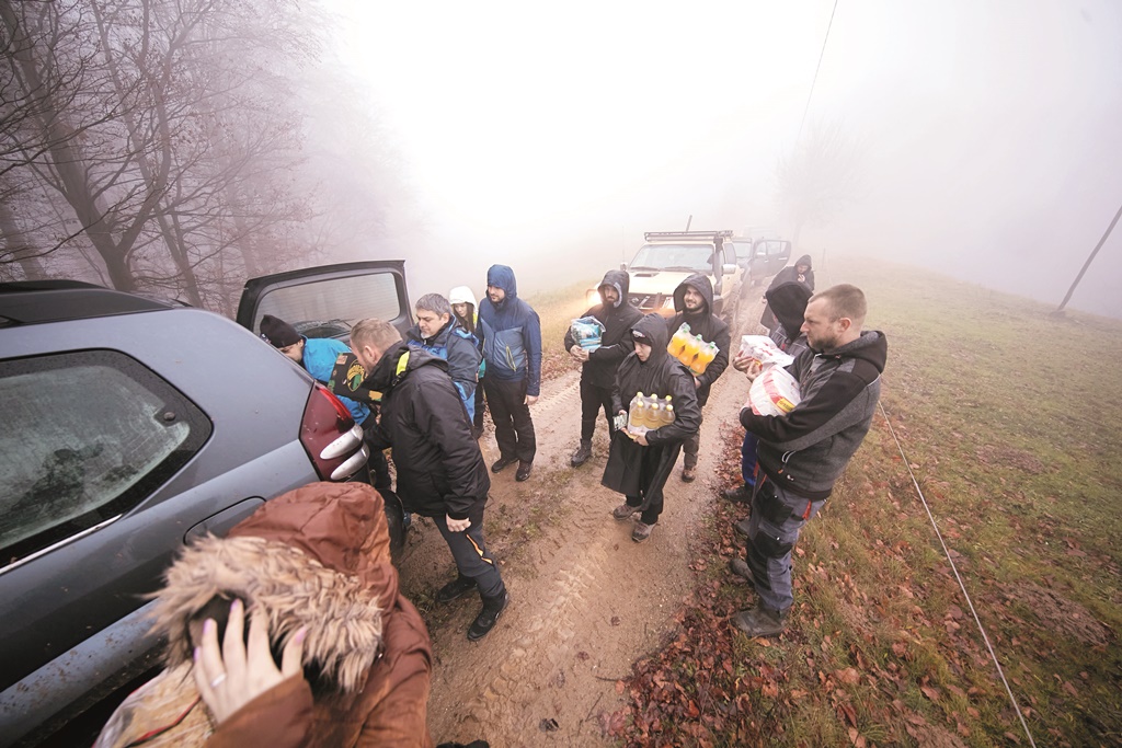 Pasionații de off-road au dus daruri pentru oamenii izolați [FOTO]