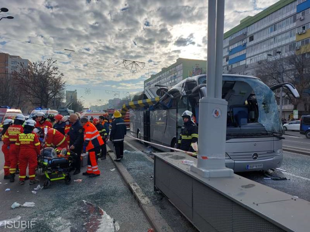 Grav accident rutier! Un autocar a lovit violent un limitator de înălțime [UPDATE]