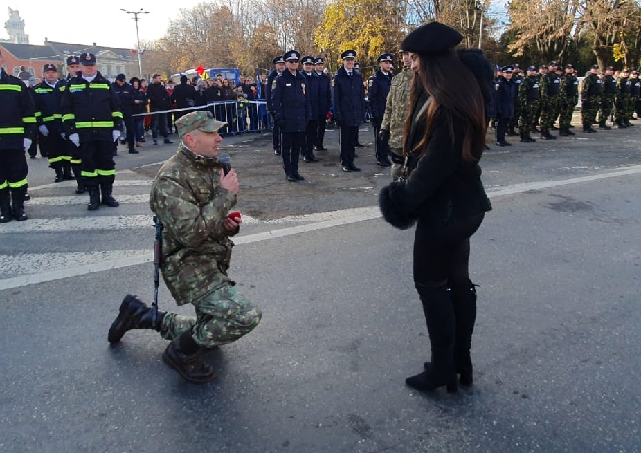 Inedit: cerere în căsătorie a unui soldat, la manifestările de 1 Decembrie! [FOTO]