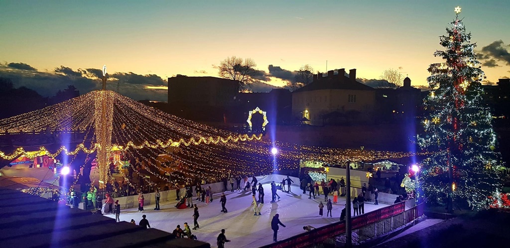 Patinoarul din Alba Iulia rămâne deschis